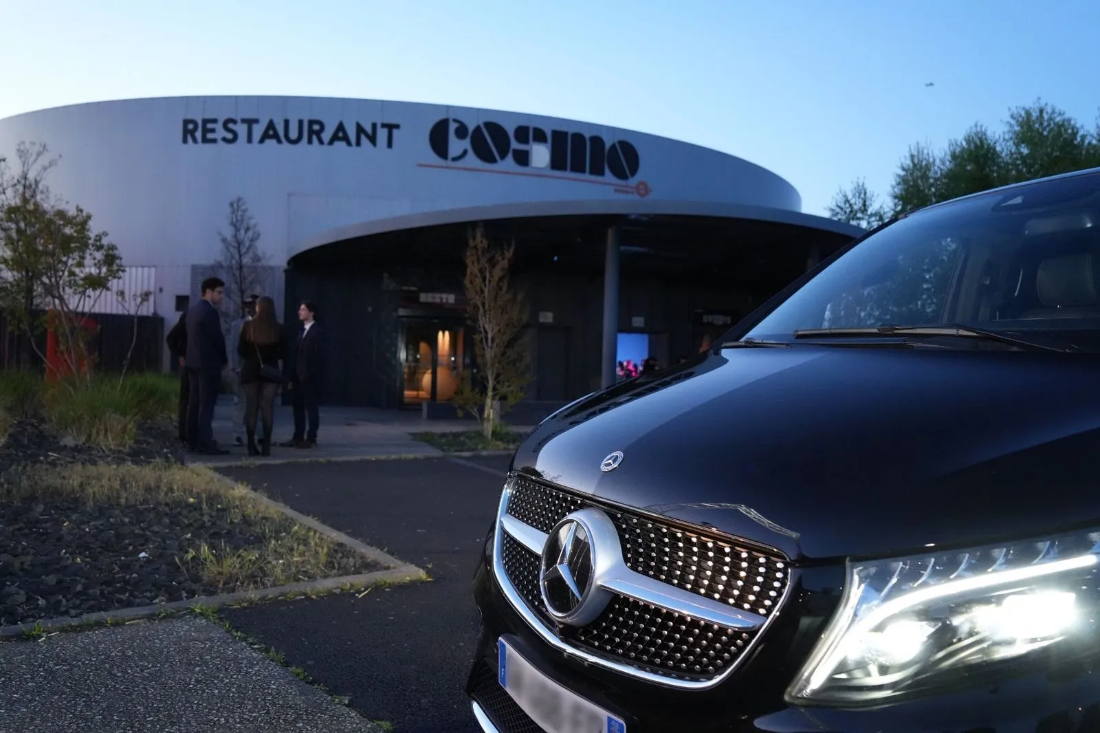 Vehicule EuroCab devant le restaurant Cosmo a Clermont-Ferrand