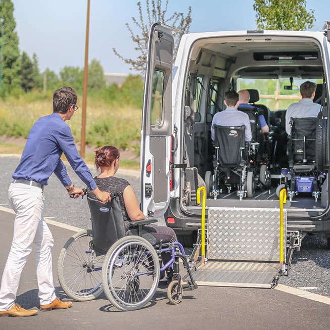 Voyager en toute sérénité guide pour les personnes a mobilité réduite utilisant les services VTC TPMR à Clermont-Ferrand